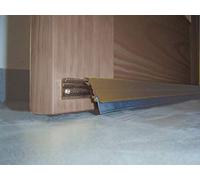 Burlete de aluminio basculante para interior y exterior para puerta de color MARRON de 93cm con labio de caucho de alta calidad. Fijación con tornillos a la placa base.