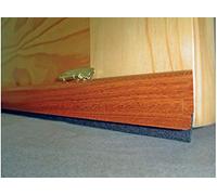 Burlete de madera basculante para puerta SAPELI de 81,5cm con barra de paño de alta calidad. Fijación mediante bisagras atornilladas y fácil colocación. Al ser basculante no arrastra sobre el suelo.