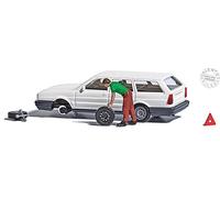 Busch 7827 - 1:87 H0 - Station Wagon Blanca Con Automovilista Que Cambia La