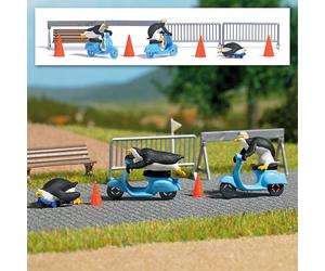 Busch 7925 Action Set: Pingüinos Rollerfahrt, H0