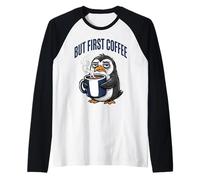 But First Coffee Sleepy Penguin Caffeine Lover Camiseta Manga Raglan