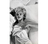 Buyartforless Fotografía RARA de Marilyn Monroe Hot Mess in Bed Póster Enmarcado para Pared, Fabricado en Estados Unidos, Negro, 30,5 x 45,7 cm