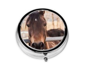 Caballos marrones. Este pequeño pastillero redondo de viaje de tres compartimentos es perfecto para almacenar medicamentos diarios, vitaminas y sobre la marcha.