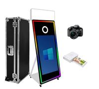 Cabina de fotos con espejo mágico, pantalla táctil interactiva con funda de vuelo, mini PC integrada con impresión instantánea y compartición para eventos, fiestas, bodas, alquiler (blanco, juego