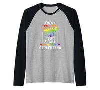 Cada chica baja necesita una novia alta Lesbianas Pareja Orgullo Camiseta Manga Raglan