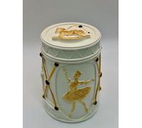 Calé Candles, Vaso de Yeso con Vela dentro, Vela Decorativa en Forma de Tambor, Blanco con Detalles Dorados, Bailarina y Caballo Mecedor, Tema Navideño