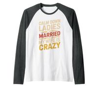 Calm Down Ladies I'm Married and My Wife Is Crazy Camiseta Manga Raglan