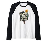 Caminando por la fe tropezando constantemente Biblia cristiana Camiseta Manga Raglan