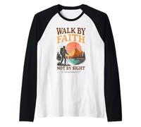 Caminar por la fe no por la Vista - 2 Corintios 5:7 Retro Hiker Camiseta Manga Raglan