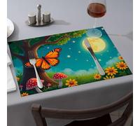 Camino de mesa de verano, una mariposa posada en el tronco de un árbol bajo un cielo brillante iluminado por la luna. Manteles individuales amarillos (6 piezas)
