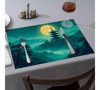 Camino de mesa de verano, una pagoda serena bajo una luna llena en un bosque brumoso, manteles individuales amarillos (4 piezas)