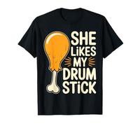 Camisa Divertida para Parejas con Texto en inglés She Likes My Drum Stick Camiseta