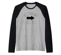 Camisas de Disfraces de Halloween para Parejas I'm with The Old Guy Camiseta Manga Raglan