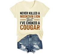 Camiseta con cuello en V «Never Killed A Mountain Lion But I've Choked A Cougar», Amarillo crema, 3XL