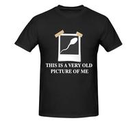 Camiseta de manga corta para hombre con estampado gráfico distintivo para una apariencia moderna y desenfadada. Cuello redondo que aporta un estilo atemporal. Diseño único que enfatiza la elegancia