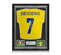 Camiseta de Ucrania firmada por Andriy Shevchenko. Marco superior