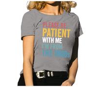 Camiseta divertida para mujer con texto en inglés "Please Be Patient with Me" de los años 1900, camiseta con letras gráficas de los años 90, camiseta elegante, gris, XXL