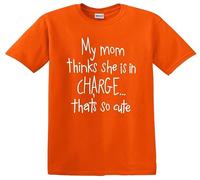 Camiseta divertida para niños con texto "Mom Thinks SHE is in CHARGECREW", Camiseta naranja con estampado blanco, 3-4 años