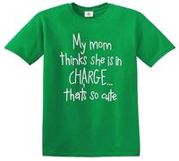 Camiseta divertida para niños con texto "Mom Thinks SHE is in CHARGECREW", Camiseta verde irlandesa con estampado blanco, 3-4 años