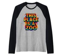 Camiseta Funny This Place Is A Zoo Humor Camiseta Manga Raglan