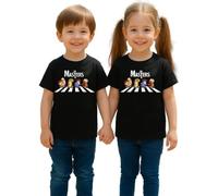 Camiseta infantil con texto en alemán "Die Meister auf dem Zebrastrei" | Cuatro personajes maestros humorísticos en un paso de cebra, perfectos para los amantes del anime y los dibujos animados.