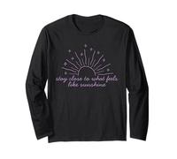 Camiseta Motivacional Stay Close to What Feels Like Sunshine Manga Larga