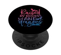 Camiseta para Amantes de los Libros de fantasía Raised by Books and Dragons PopSockets PopGrip Adhesivo
