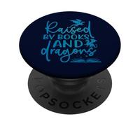 Camiseta para Amantes de los Libros de fantasía Raised by Books and Dragons PopSockets PopGrip Adhesivo