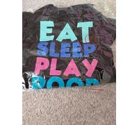 Camiseta para mascotas con texto en inglés "Eat Sleep Play", color negro con letras multicolor