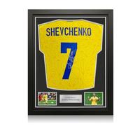 Camiseta Ucrania 2011-13 firmada por Andriy Shevchenko. enmarcado