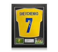 Camiseta Ucrania 2011-13 firmada por Andriy Shevchenko. enmarcado