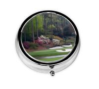 Campo de golf. Este pequeño pastillero redondo impreso es un organizador portátil de pastillas y vitaminas perfecto para bolsillos, bolsos y viajes.