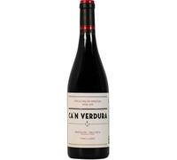 Ca'n Verdura es un vino tinto joven con crianza en roble, que combina Merlot, Monastrell, Mantonegro y Callet para un sabor fresco y equilibrado.| 1 botella