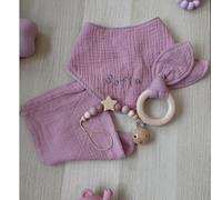 Canastilla Bebé Personalizada con Nombre - Set Regalo Premium de Algodón Orgánico para recién nacido| Babero Bordado, Mordedor muselina y Madera, Chupetero y Bolsita | OEKO-TEX | (Lavanda)