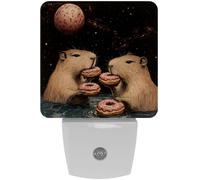 Capibaras comiendo donas Galaxy Plug in LED Night Light Sensor automático Dusk to Dawn Noche decorativa para dormitorio, baño, cocina, pasillo, escaleras, pasillo,