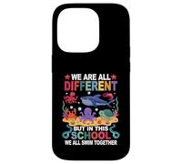 Carcasa para iPhone 14 Pro Somos Diferentes, Pero en Esta Escuela nadamos Todos Juntos