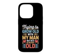 Carcasa para iPhone 14 Pro Trying To Grow Old with My Man But He's Already Old -