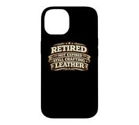 Carcasa para iPhone 14 Retired Not Expired Still Crafting Leather Worker Gift