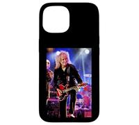 Carcasa para iPhone 15 Guitarrista Brian May Queen & Adam Lambert por Dick Barnatt