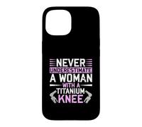 Carcasa para iPhone 15 Never Underestimate A Woman with A Titanium Knee Replacement
