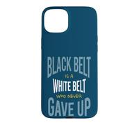Carcasa para iPhone 15 Plus Artes Marciales El cinturón Negro es un cinturón Blanco Que Nunca se rindió