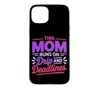 Carcasa para iPhone 15 Plus This MOM Runs ON Drip and Deadlines