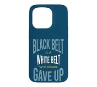 Carcasa para iPhone 15 Pro Artes Marciales El cinturón Negro es un cinturón Blanco Que Nunca se rindió