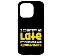 Carcasa para iPhone 15 Pro Cita Divertida I Identify As Late My Pronombres Are Almost There