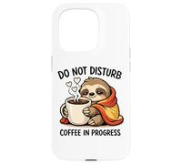 Carcasa para iPhone 15 Pro Do Not Disturb Coffee Sloth Cute Funny Morning Mood Tees