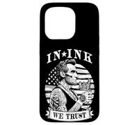 Carcasa para iPhone 15 Pro In Ink We Trust Funny Tatuado Tatuado Lincoln Tattoo Bandera de Estados Unidos