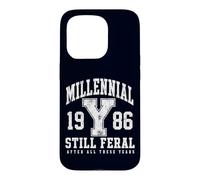 Carcasa para iPhone 15 Pro Millennial Still Feral 1986 Funny Gen Y Retro Cita