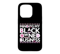 Carcasa para iPhone 15 Pro Minding My Own Black Business Apoyando el Cáncer de Mama Rosa