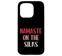 Carcasa para iPhone 15 Pro Namaste On The Silks, Divertidos Regalos aéreos, Yoga aéreo