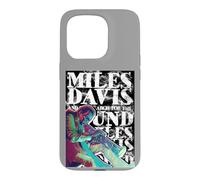 Carcasa para iPhone 15 Pro Oficial Miles Davis and The Search for Sound 100 Years